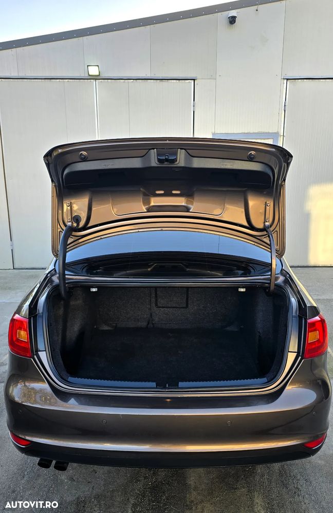 Volkswagen Jetta 2.0 TDI DSG Highline - 8