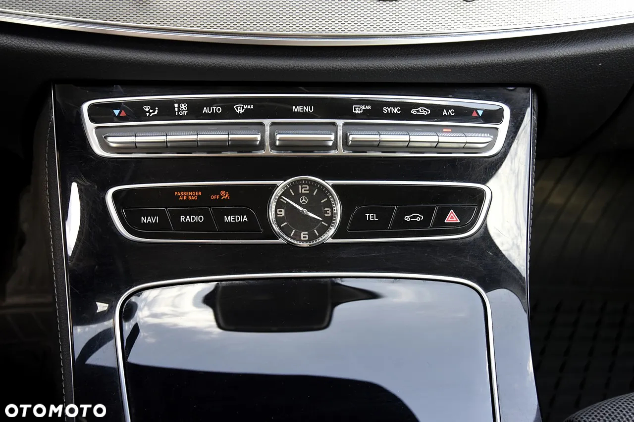 Mercedes-Benz Klasa E 220 d 4Matic T 9G-TRONIC Avantgarde - 17