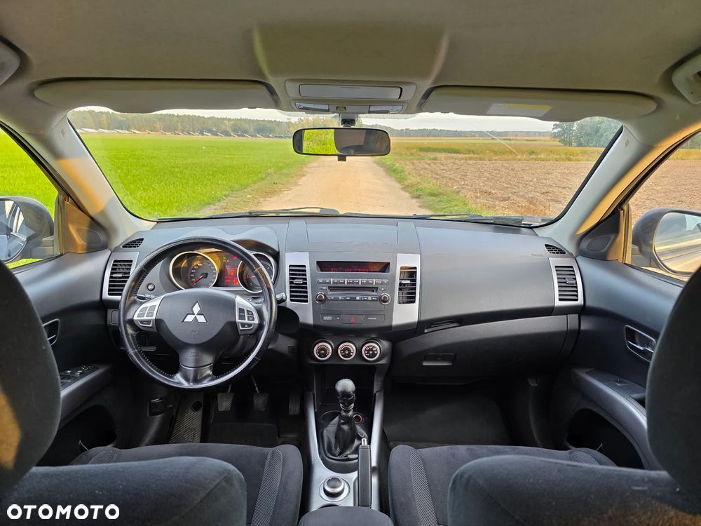 Mitsubishi Outlander - 11