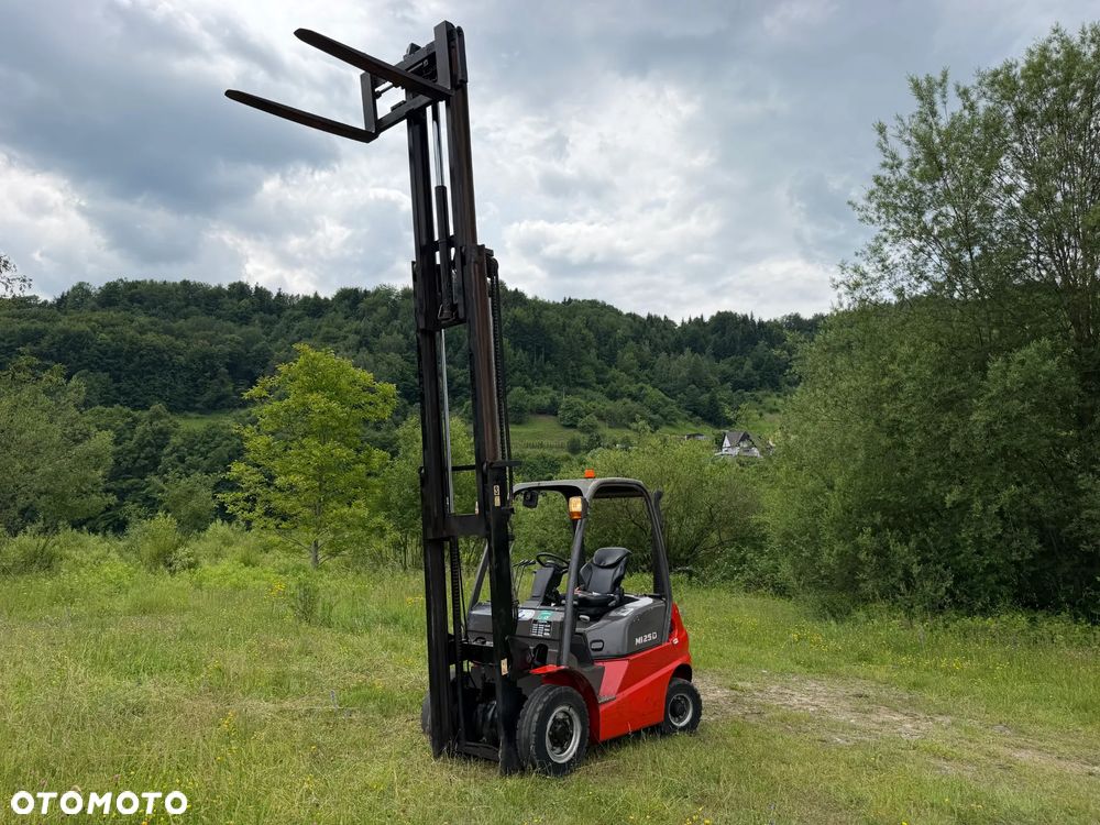 Manitou MI25D Wózek Widłowy 2,5 tony. Posuw Hydrauliczny. tylko 2500mtg. Maszt triplex. Wolny skok! Wysokość Podnoszenia 5 metrów. Jak nowy z Salonu. Pochodzi z Norweskiego Gospodarstwa! Aktualne przeglądy DEKRA i serwisy!  Silnik Yanmar. Małe gabarety bardzo zwrotna maszyna! Zero luzów wycieków i zniszczeń. OKAZJA. Pełny ORYGINAŁ! Rok Prod. 2014. Oświetlenie. OKAZJA - 15