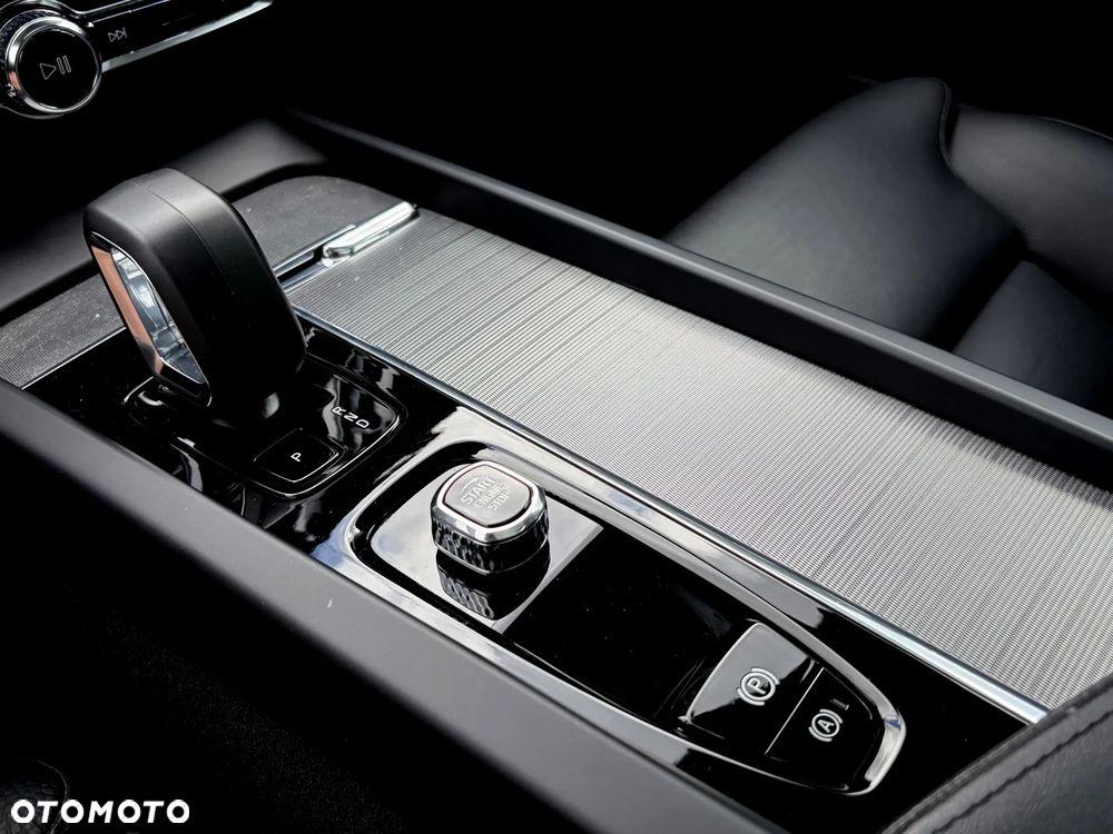 Volvo XC 60 B4 D Plus Dark - 31