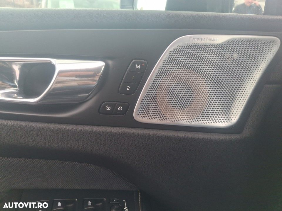 Volvo XC 60 B5 MHEV AWD R-Design - 19
