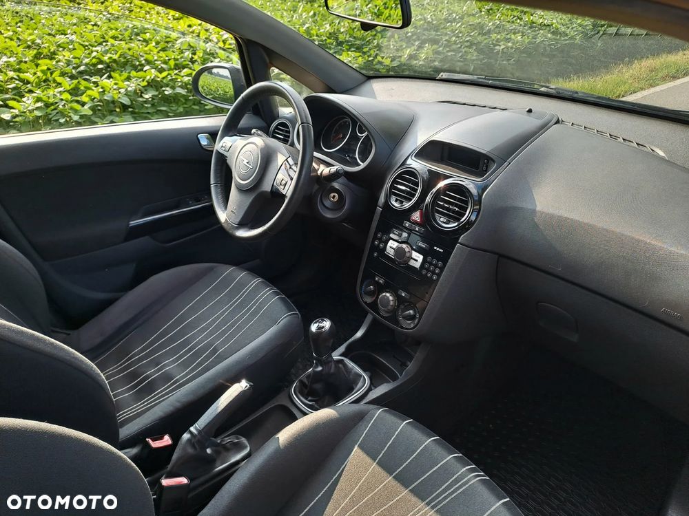 Opel Corsa 1.4 16V Edition 150 - 9