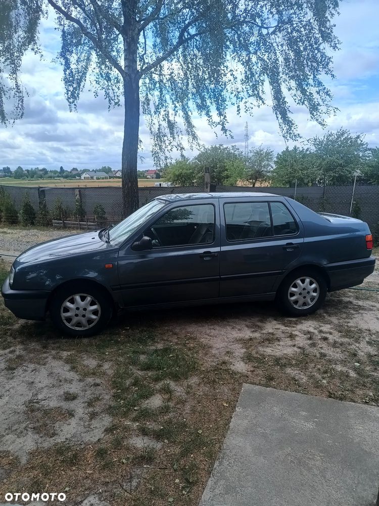 Volkswagen Vento 1.8 GL - 9