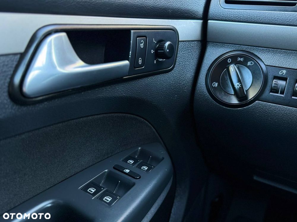 Volkswagen Touran 1.9 TDI Highline - 29