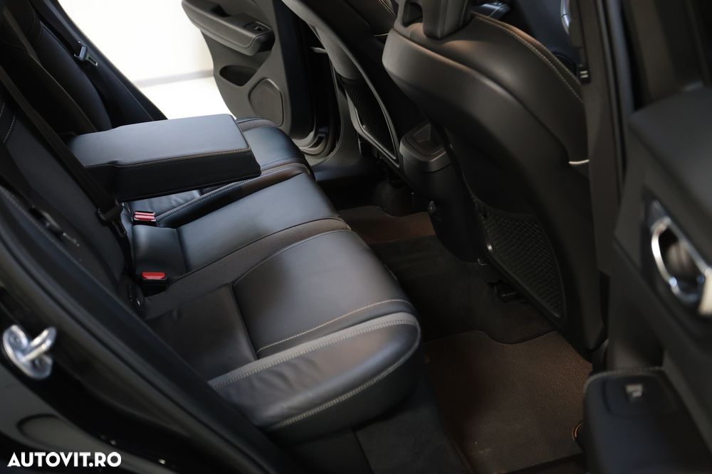 Volvo XC 60 B4 MHEV AWD R-Design - 36