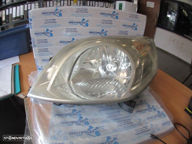 Farol 45570999 1353198080 FIAT FIORINO 2009 1.3 MULTIJET 16V 75 CV 4P BRANCO ESQ H4 MAKO Apoio Danificado - 1