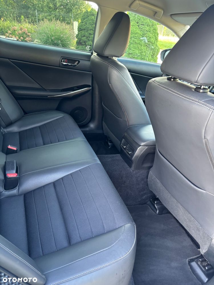 Lexus IS 300h Prestige - 33