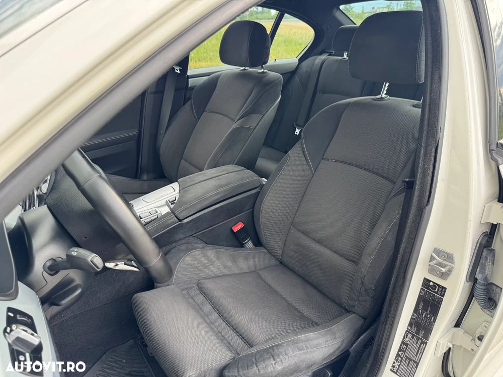 BMW Seria 5 525d xDrive Sport-Aut. - 32