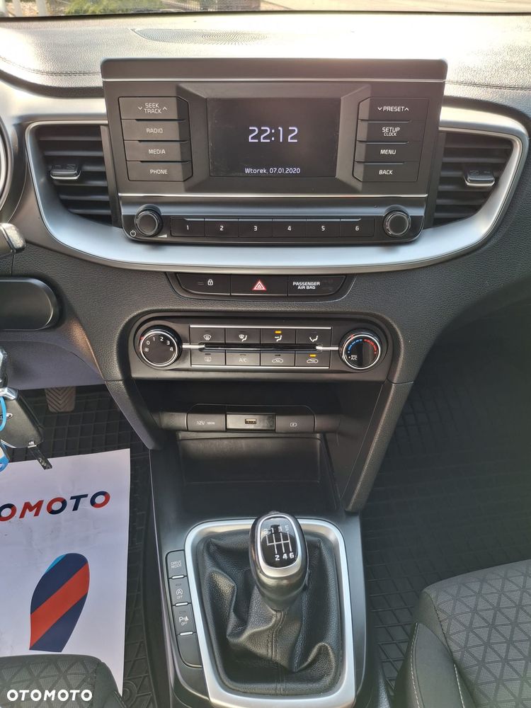 Kia Ceed 1.6 CRDi mHEV M - 24