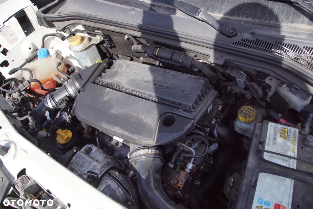 Auto na części - Fiat Doblo II Lift 1.3 MultiJet 90 KM 263A2000 C510 249 2016R Silnik Skrzynia Drzwi Błotnik Zderzak Lampa Klamka Lusterko Szyba Deska Kokpit Sterownik Moduł Czujnik Licznik Wyświetlacz Panel Kierownica - 17