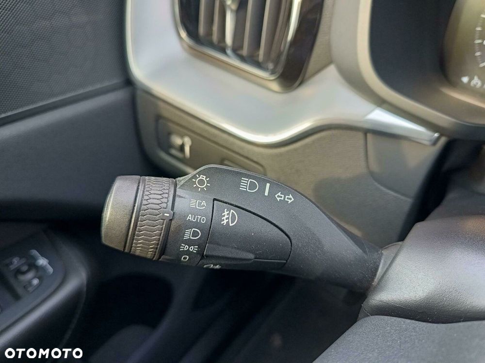Volvo XC 60 T4 Momentum Pro - 21