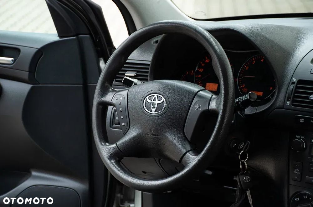 Toyota Avensis 1.8 VVT-i Combi - 27