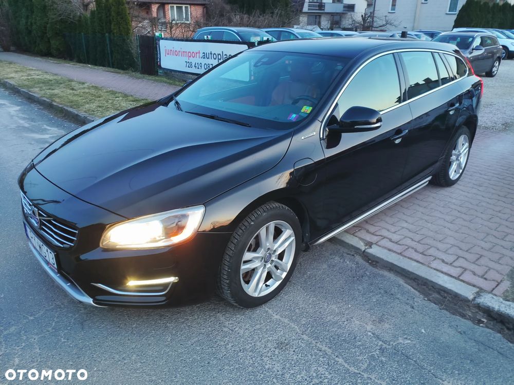 Volvo V60 D6 AWD Plug-in Hybrid R-Design Momentum - 1