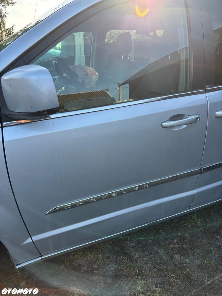 Chrysler Town & Country - 12