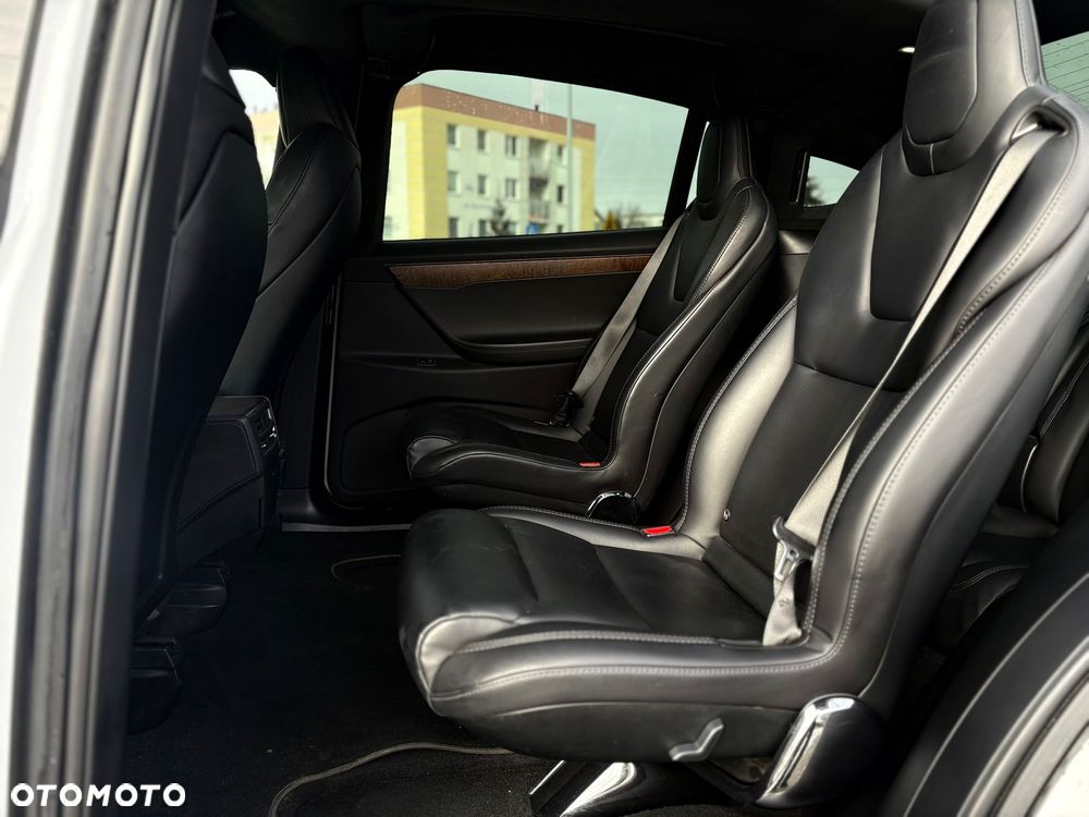 Tesla Model X - 10