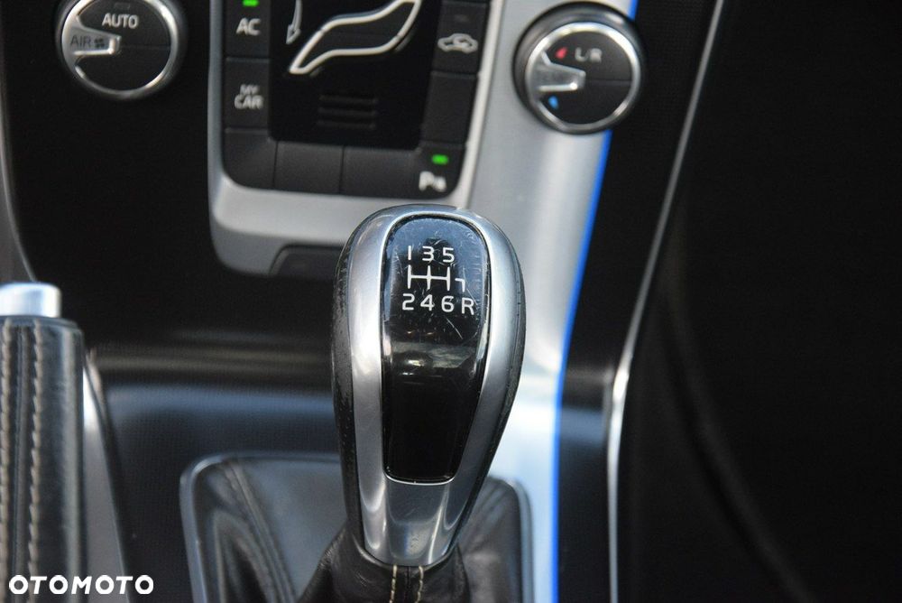 Volvo V40 D4 Drive-E R-Design Kinetic - 28