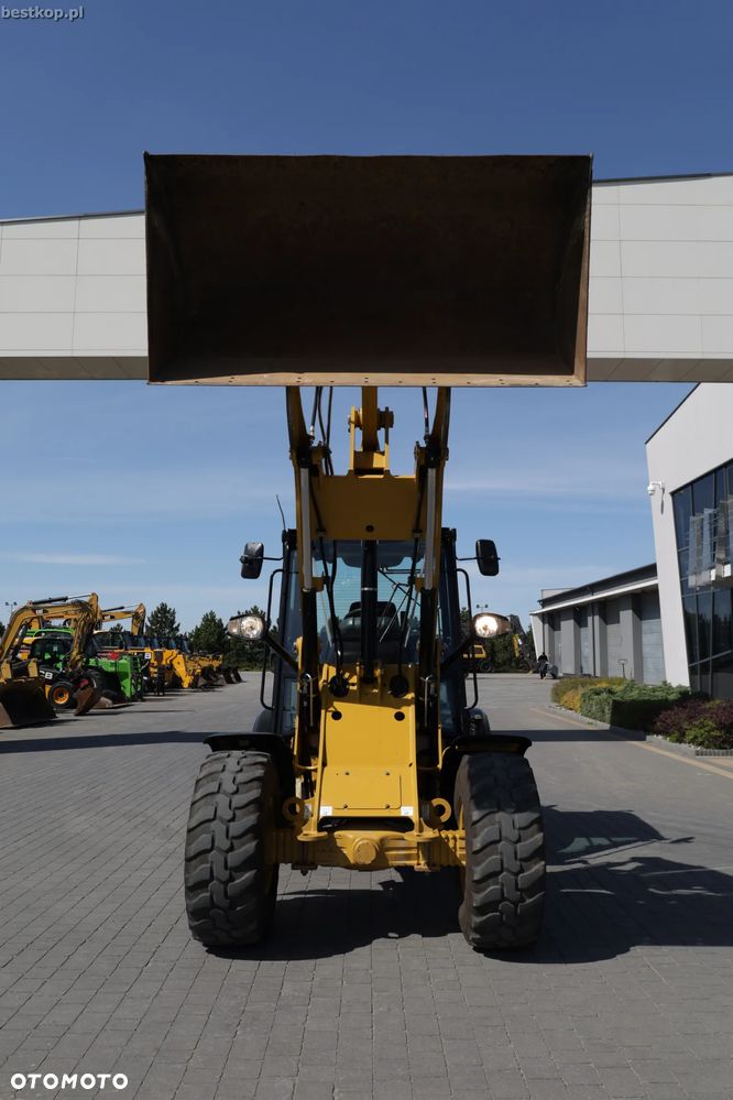 Caterpillar CAT 906M - 12