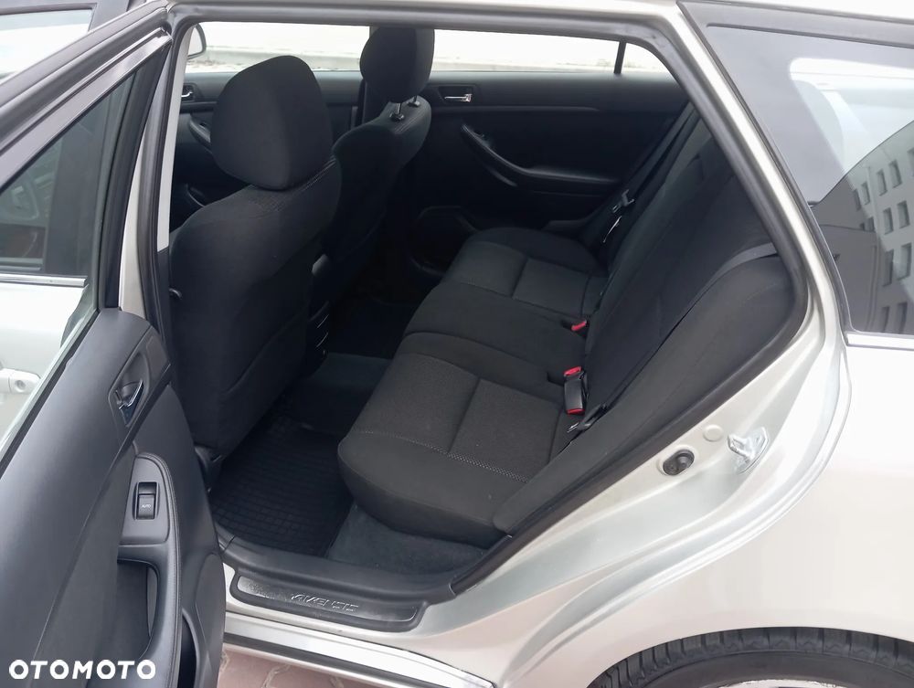 Toyota Avensis - 11
