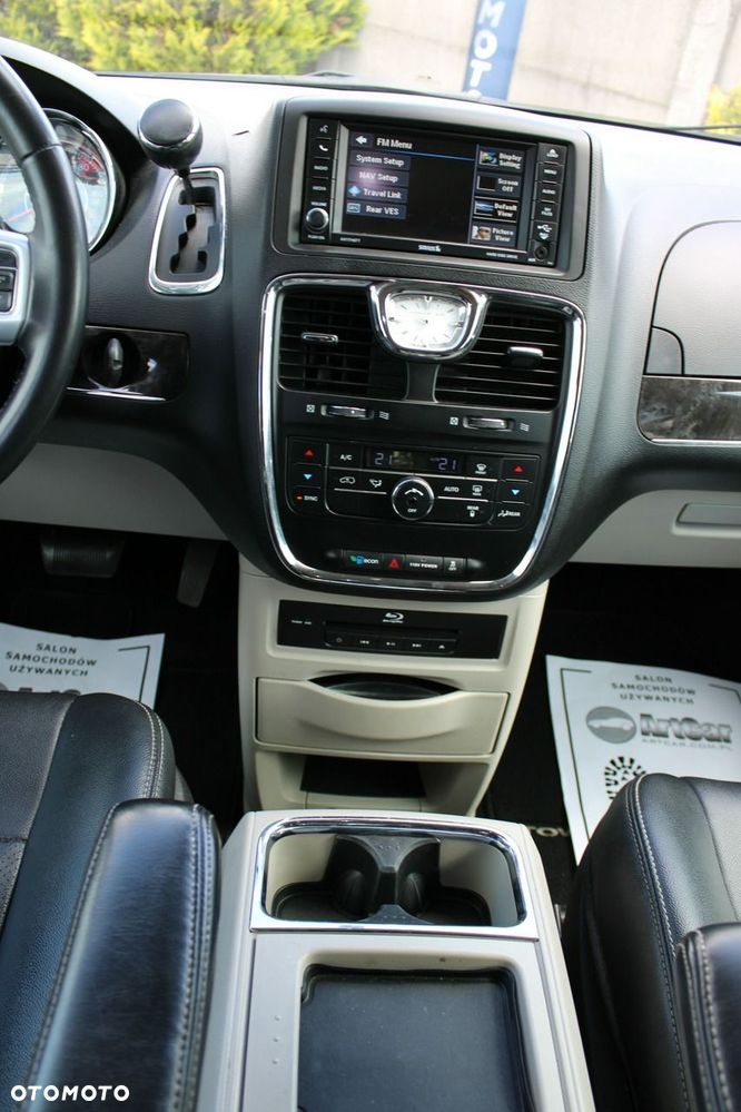 Chrysler Town & Country - 21