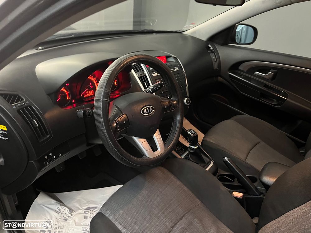 Kia Ceed SW 1.6 CRDi EX ISG - 32