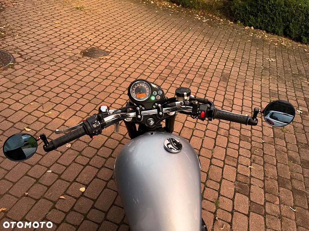 Triumph Bonneville - 9