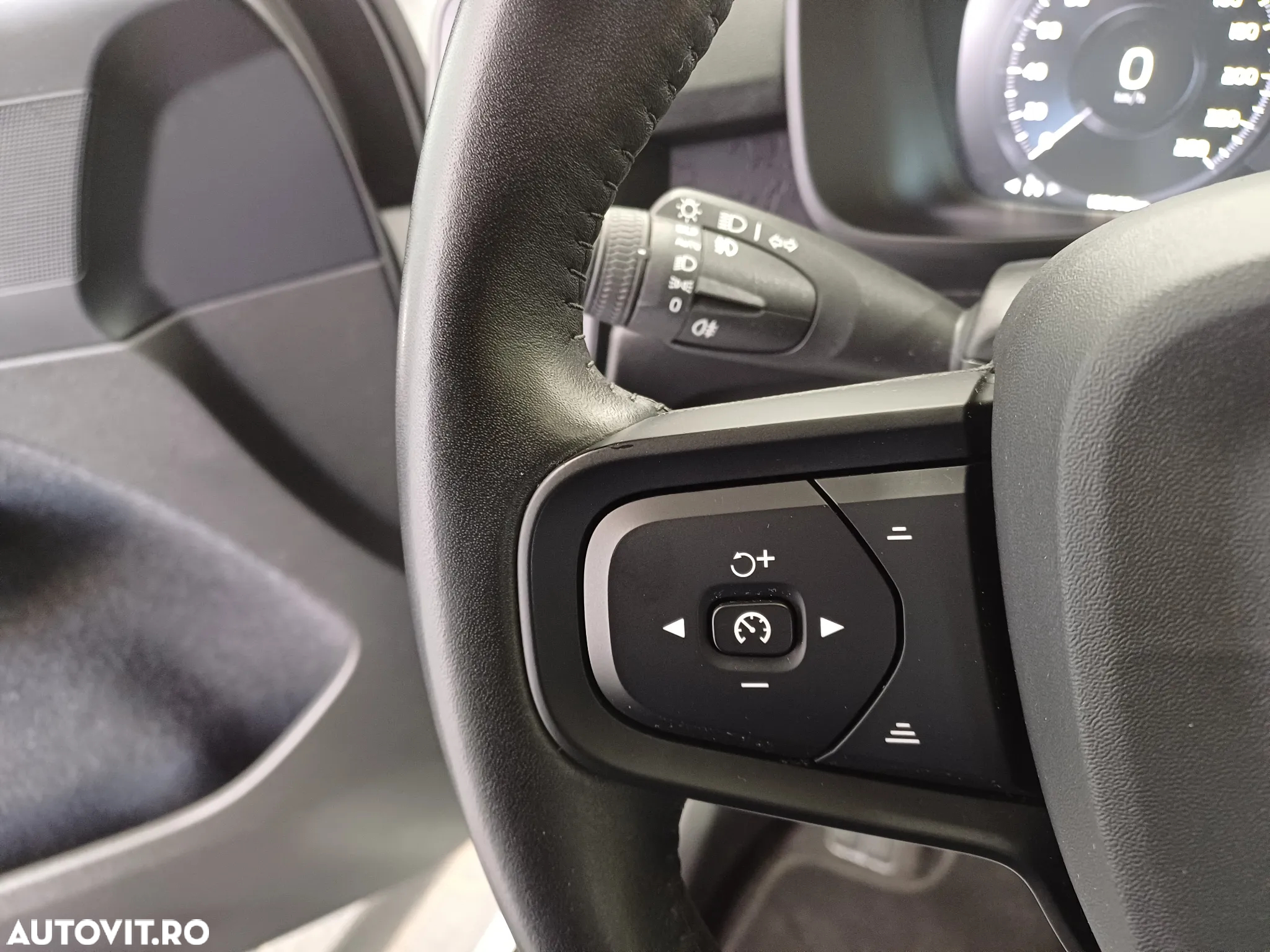 Volvo XC 40 T3 AT8 Momentum Pro - 10
