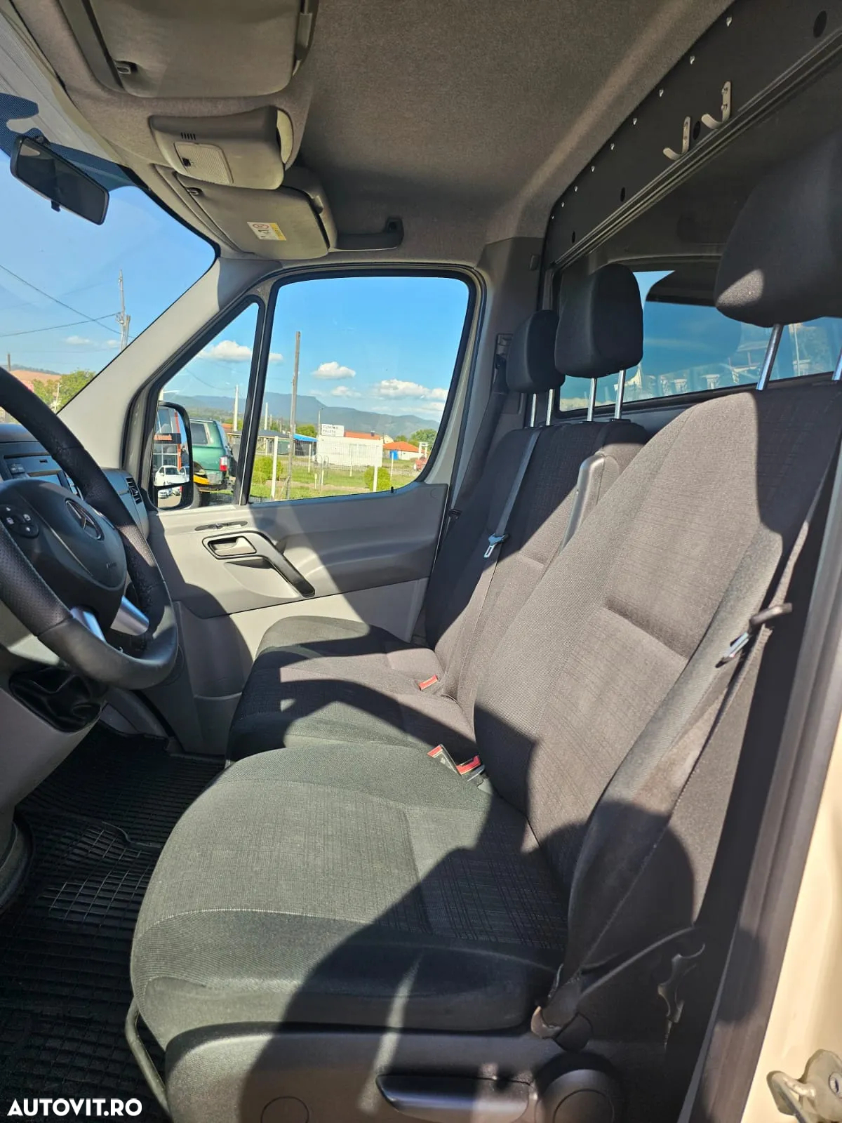 Mercedes-Benz Sprinter 316 CDI Model 2018 Climă Comenzi pe volan Pilot automat Navigație Mare Încălzire scaun șofer Scaun pe pernă aer Cameră video pe marșalier Banchetă 3 Locuri Rafturi metalice - 14