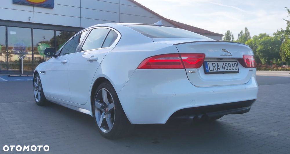 Jaguar XE 2.0 D R-Sport - 6