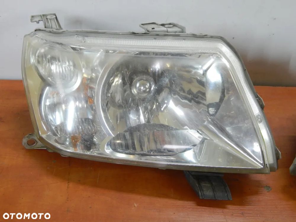 Lampa prawy przód Suzuki Grand Vitara II 05-14 Łuków części - 1