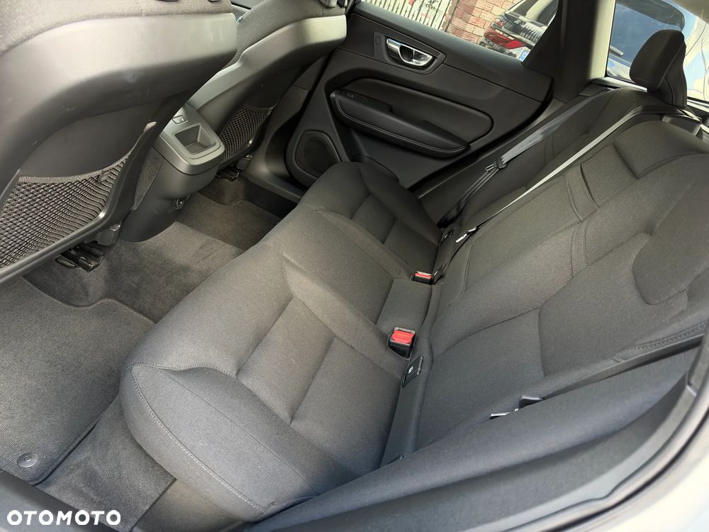 Volvo XC 60 B4 D AWD Momentum Pro - 32