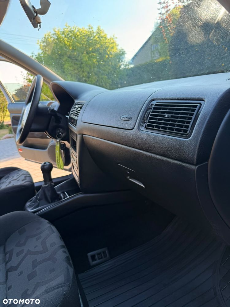 Volkswagen Golf 1.6 - 16