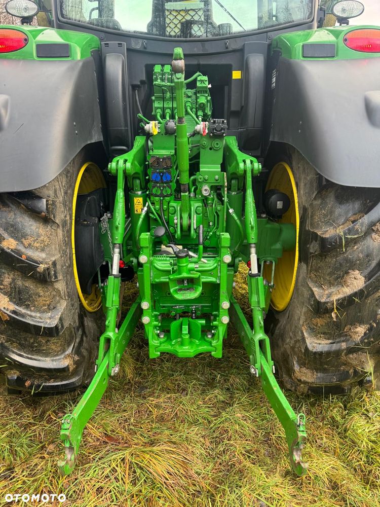 John Deere 6215R - 9