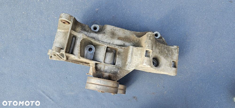 Łapa wspornik alternatora VW Golf 4 IV Bora 1,4 1,6 032145169Q - 2