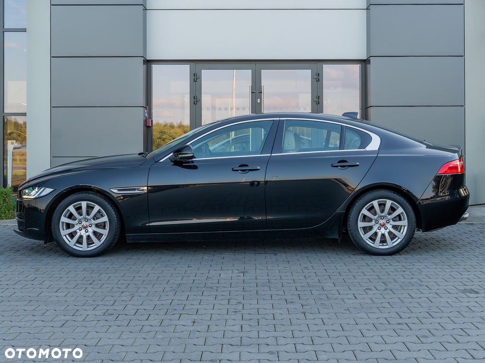 Jaguar XE 2.0 D Prestige - 4