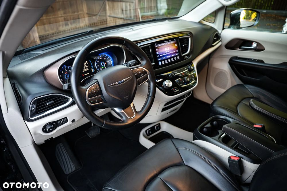Chrysler Pacifica - 11