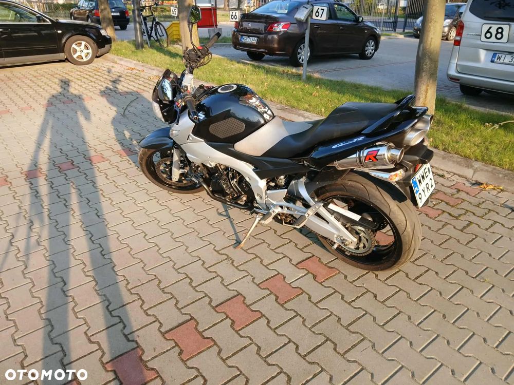 Suzuki GSR - 11