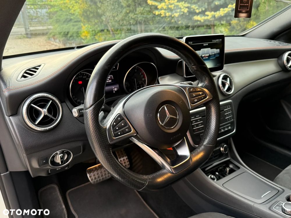 Mercedes-Benz CLA 200 7G-DCT Orange Art Edition - 19