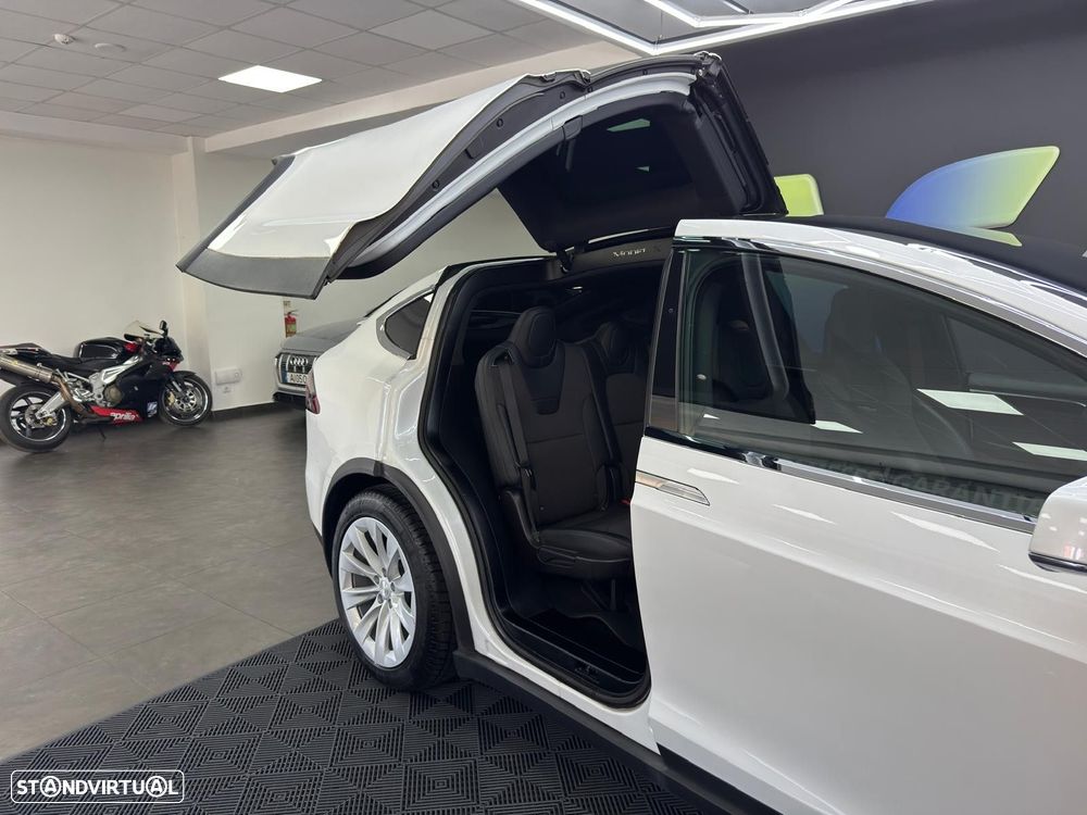 Tesla Model X - 16