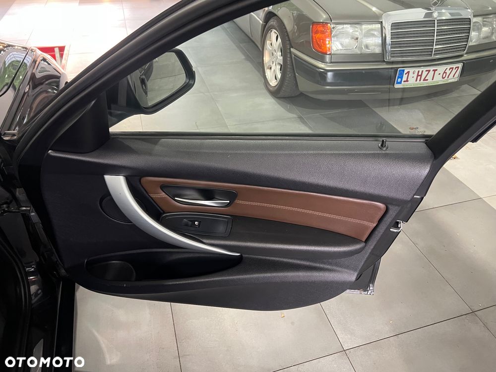 BMW Seria 3 320d Luxury Line - 28