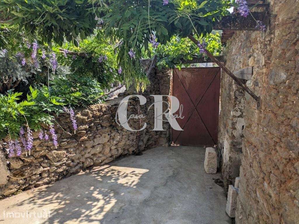 Propriedade encantadora, com casas em pedra para recuperar e terreno e - Grande imagem: 4/41