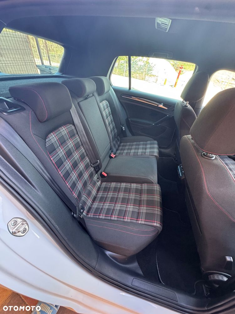 Volkswagen Golf - 9