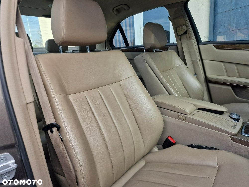 Mercedes-Benz Klasa E 250 BlueEFFICIENCY 7G-TRONIC Elegance - 23