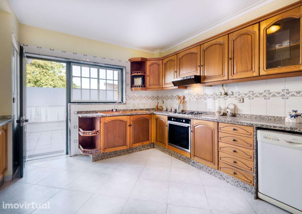 A Melhor Combinação entre Espaço e Localização — Moradia T5 Charneca d - Grande imagem: 5/26