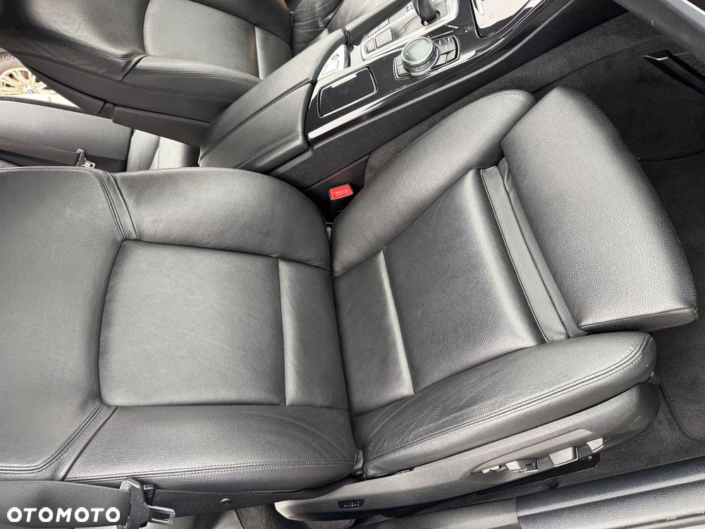 BMW Seria 5 525d xDrive - 29