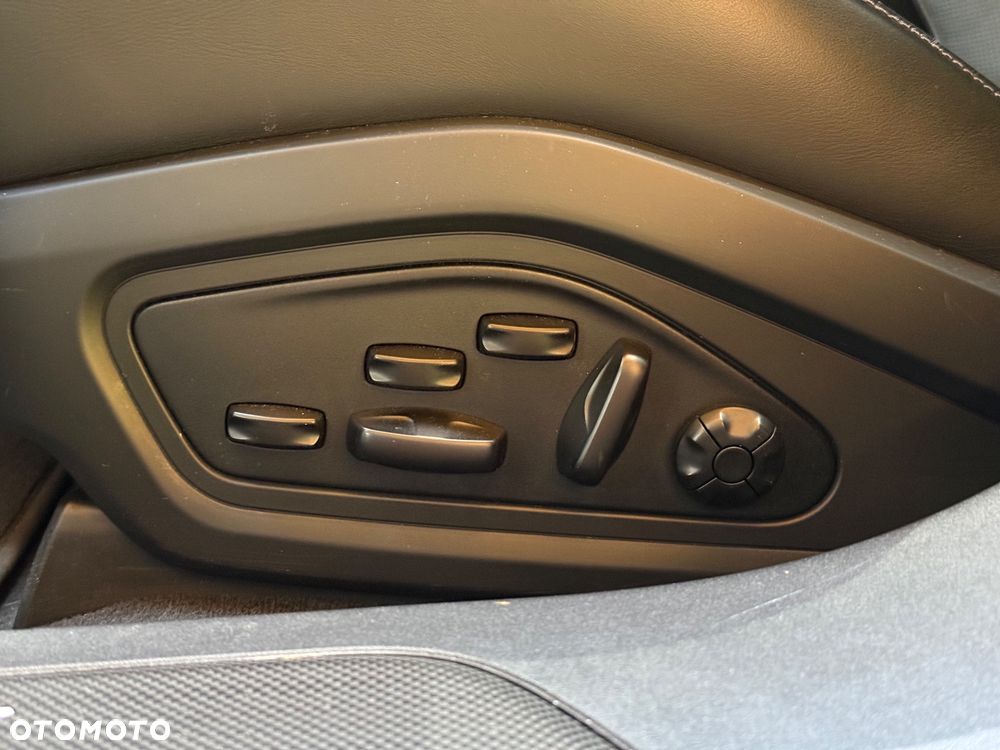 Porsche Taycan Turbo S - 35