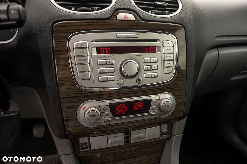 Ford Focus 1.6 Ghia - 24