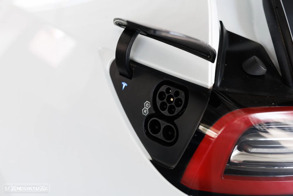 Tesla Model Y Long Range Dual Motor AWD - 17