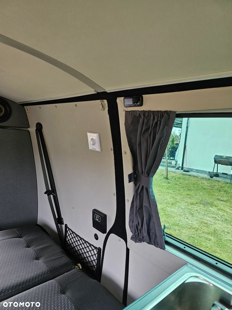 Volkswagen Caravelle - 20