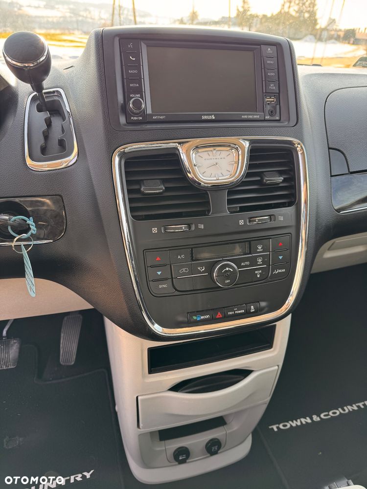 Chrysler Town & Country - 20
